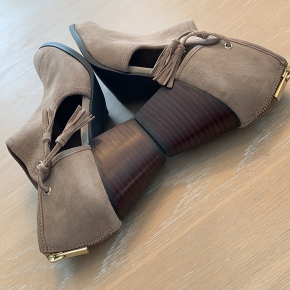 Bella Vita Leather booties, open on side, zipper in back, new in box Sz 8.5W - Picture 6 of 12